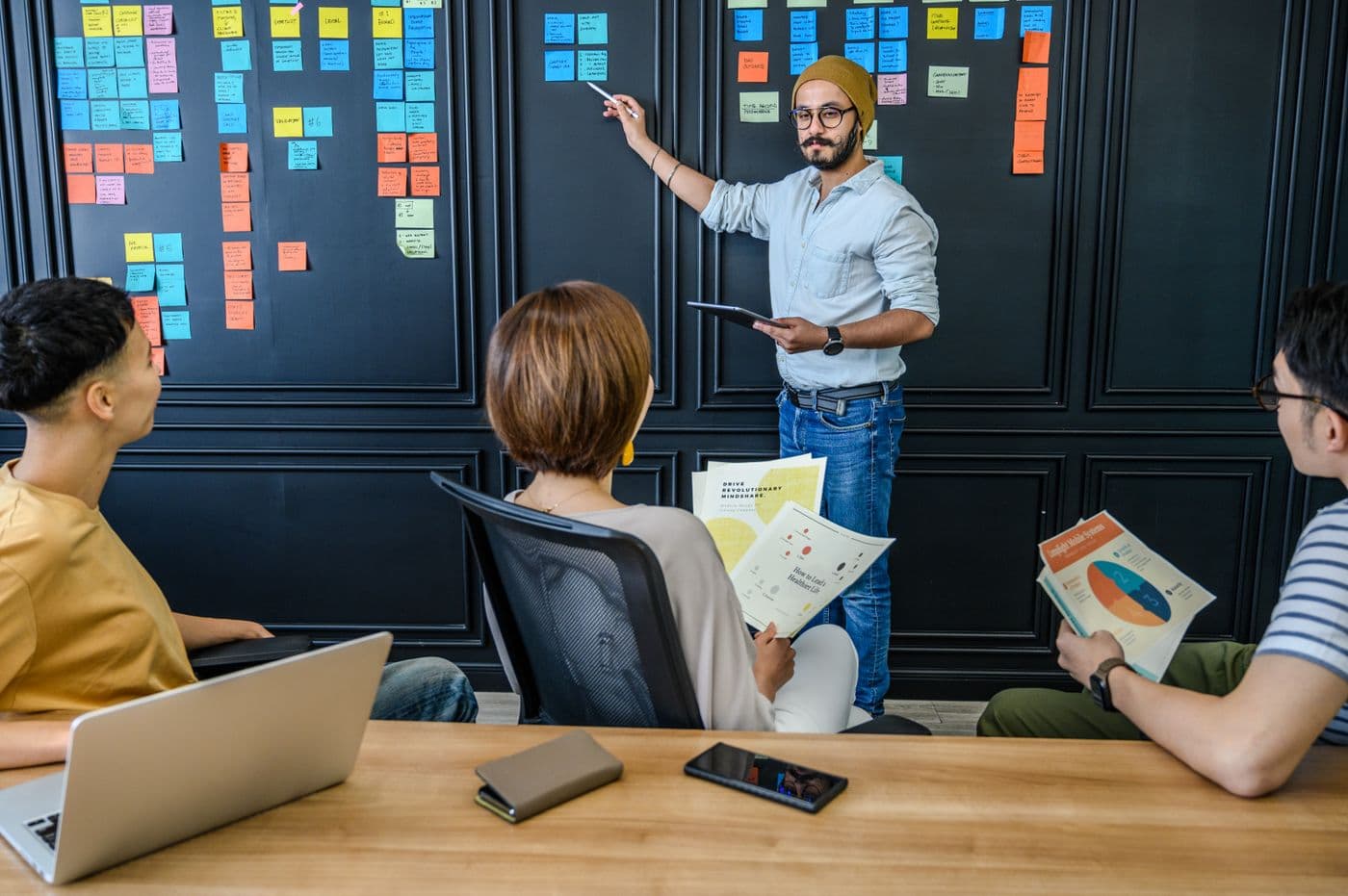 Un gruppo collabora a un progetto